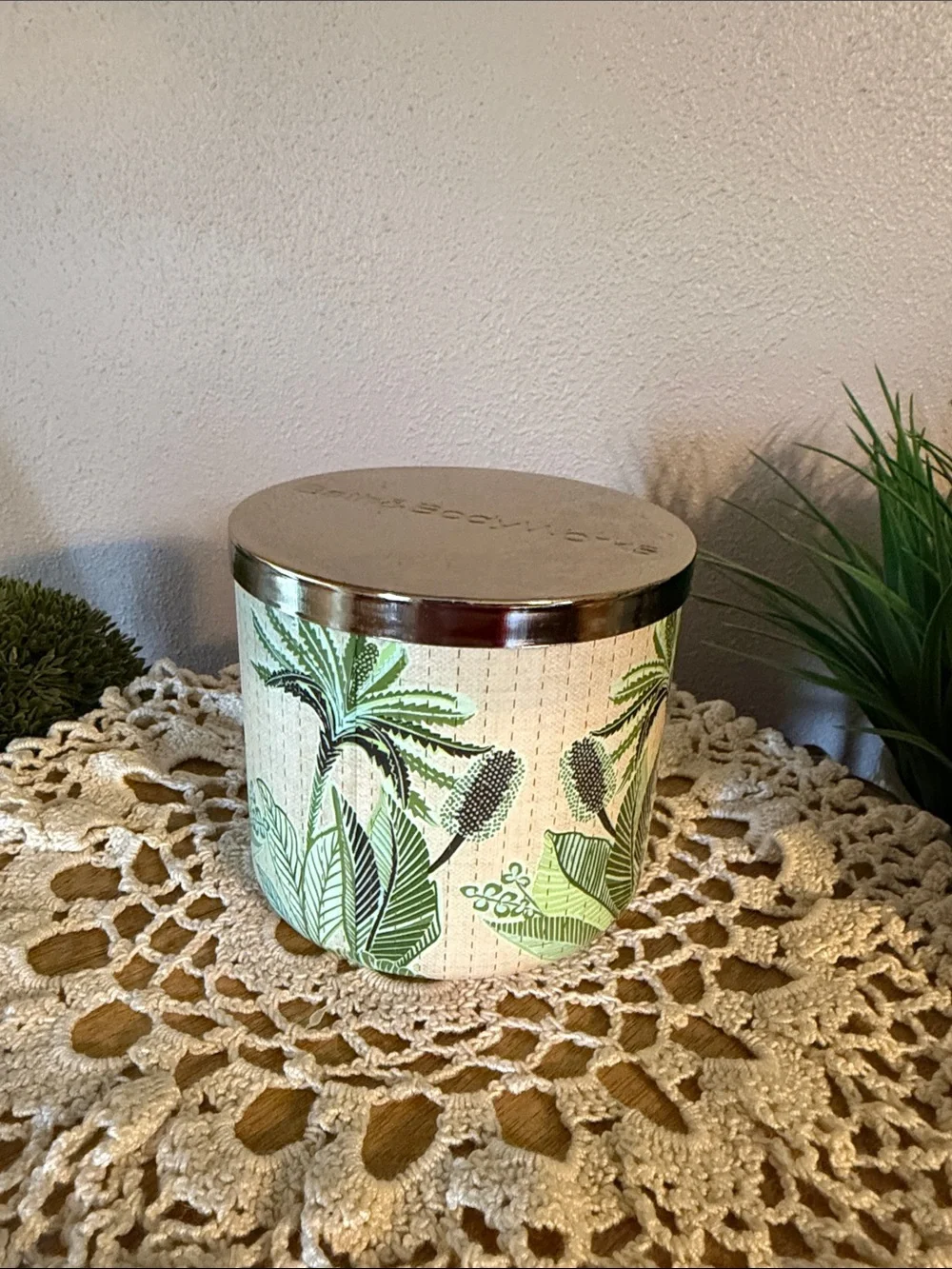 Bath & Body Works Waikiki Beach Coconut Candle - Green - Picture 2 of 4